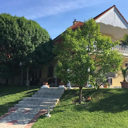 Komaromy Apartman * Gyenesdiás