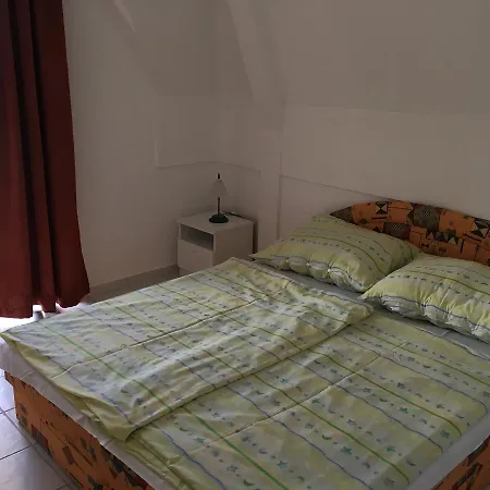 Komaromy Apartman Apartment *